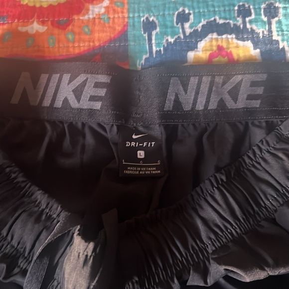 Mens Nike black shorts with pockets in size Large - Picture 3 of 6